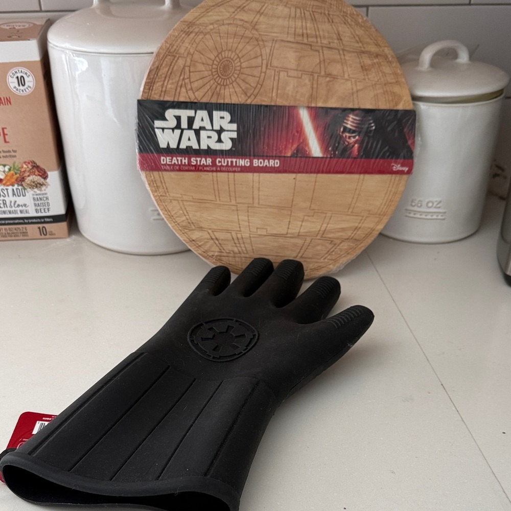 Star Wars Brown Cutting Board and Darth Vader oven mitt NWT